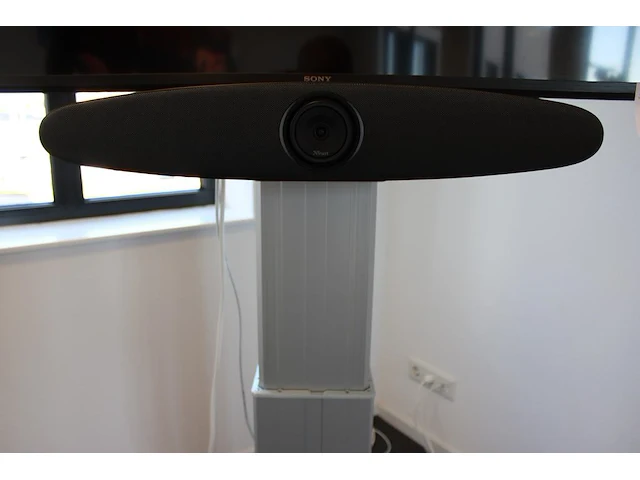 Flatscreen tv sony kd-75x81j met beelddiagonaal 190 cm op mobiele lift linak smart metals. met vergaderset ... - afbeelding 3 van  6