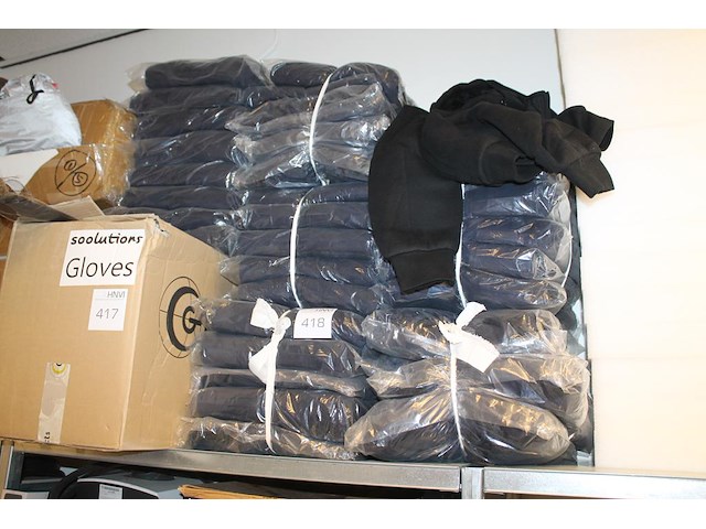 Fleecejassen gevoerd met capuchon en reclameopdruk. ca. 90 stuks blauw en zwart met afritsbare capuchon. - afbeelding 1 van  4