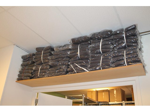 Fleecejassen gevoerd met capuchon en reclameopdruk. ca. 90 stuks blauw en zwart met afritsbare capuchon. - afbeelding 2 van  4