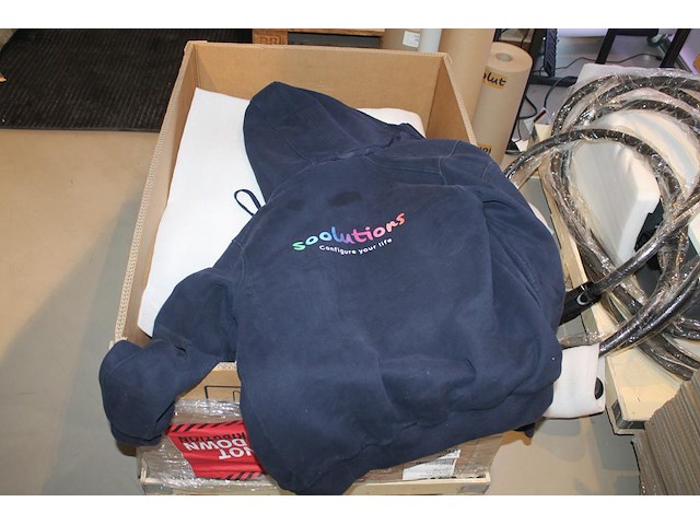 Fleecejassen gevoerd met capuchon en reclameopdruk. ca. 90 stuks blauw en zwart met afritsbare capuchon. - afbeelding 3 van  4