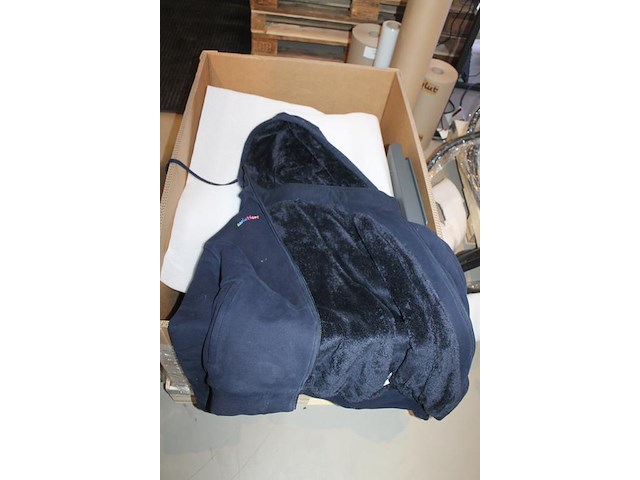 Fleecejassen gevoerd met capuchon en reclameopdruk. ca. 90 stuks blauw en zwart met afritsbare capuchon. - afbeelding 4 van  4