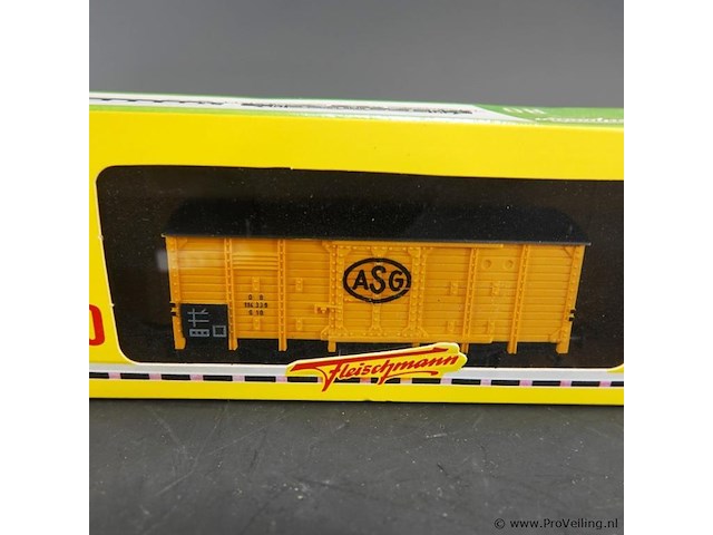Fleischmann goederenwagen (een overdekte goederenwagen / boxcar) in gele uitvoering met het logo van het zweedse transportbedrijf asg (aktiebolaget svenska godsacentraler) - afbeelding 2 van  3