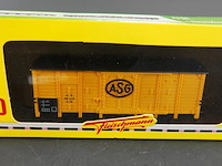 Fleischmann goederenwagen (een overdekte goederenwagen / boxcar) in gele uitvoering met het logo van het zweedse transportbedrijf asg (aktiebolaget svenska godsacentraler) - afbeelding 2 van  3