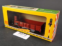 Fleischmann hogeboordwagen) met remmershuisje, uitgevoerd in de roodbruine kleurstelling van de duitse spoorwegen (db) modelnr: 1485 - afbeelding 1 van  3