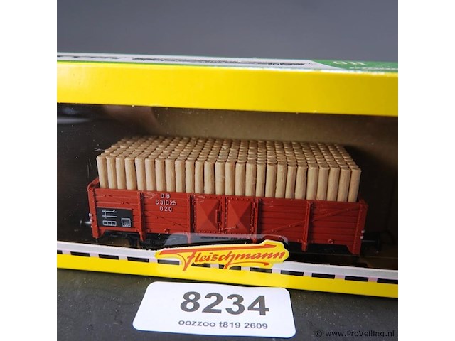 Fleischmann open goederenwagon beladen met een lading rond houten grubenholz (stuthout) - afbeelding 2 van  3
