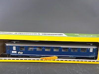 Fleischmann personenrijtuig (1e/2e klasse, type plan k/d, bedrijfsnummer ns ab 7363) in de blauwe kleur van de nederlandse spoorwegen - afbeelding 2 van  3