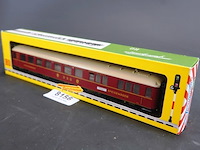 Fleischmann rijtuig, specifiek een rood-crème dsg (deutsche schienenverkehrs-gesellschaft / deutsche schlaf- und speisewagengesellschaft) restauratiewagon of 'speisewagen' - afbeelding 1 van  3