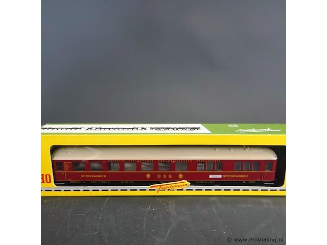 Fleischmann rijtuig, specifiek een rood-crème dsg (deutsche schienenverkehrs-gesellschaft / deutsche schlaf- und speisewagengesellschaft) restauratiewagon of 'speisewagen' - afbeelding 2 van  3