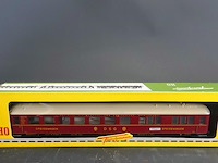 Fleischmann rijtuig, specifiek een rood-crème dsg (deutsche schienenverkehrs-gesellschaft / deutsche schlaf- und speisewagengesellschaft) restauratiewagon of 'speisewagen' - afbeelding 2 van  3