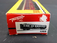 Fleischmann rijtuig, specifiek een rood-crème dsg (deutsche schienenverkehrs-gesellschaft / deutsche schlaf- und speisewagengesellschaft) restauratiewagon of 'speisewagen' - afbeelding 3 van  3