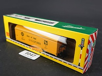 Fleischmann spoorkoelwagon, uitgevoerd in de huisstijl van de zweedse spoorwegen (sj) met reclame voor het isolatiemateriaalmerk gullfiber modelnr: 1467g - afbeelding 1 van  3