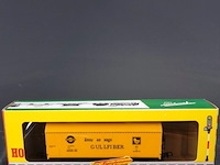 Fleischmann spoorkoelwagon, uitgevoerd in de huisstijl van de zweedse spoorwegen (sj) met reclame voor het isolatiemateriaalmerk gullfiber modelnr: 1467g - afbeelding 2 van  3