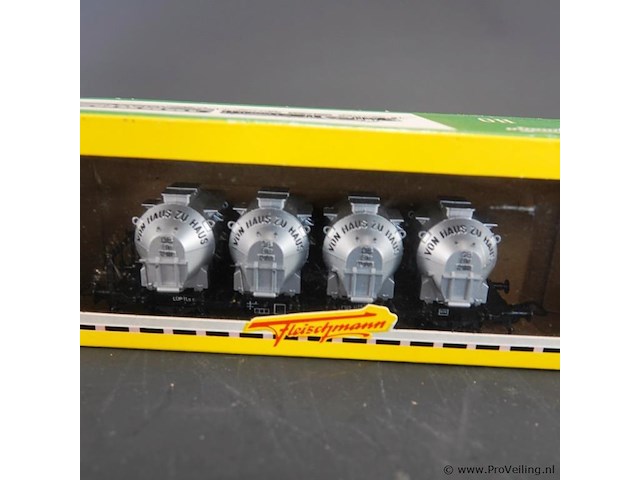 Fleischmann wagon met container-/tankbakken met de tekst "von haus zu haus" van de duitse spoorwegen (db) - afbeelding 2 van  3