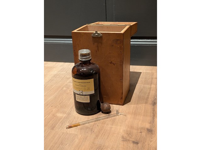 Fles hydrometische oplossing, deels gevuld, incl diverse nostalgische items - afbeelding 5 van  11