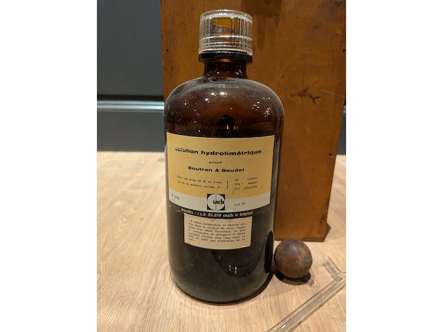 Fles hydrometische oplossing, deels gevuld, incl diverse nostalgische items - afbeelding 6 van  11