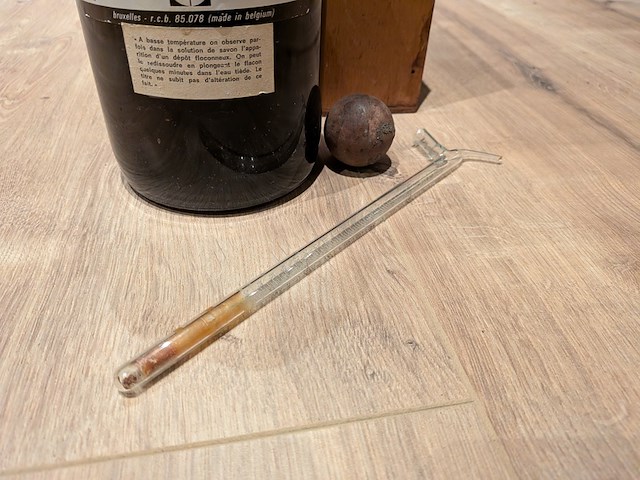 Fles hydrometische oplossing, deels gevuld, incl diverse nostalgische items - afbeelding 8 van  11