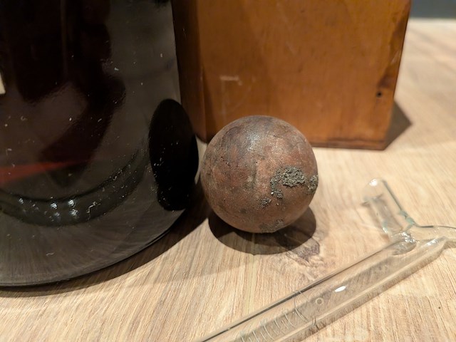 Fles hydrometische oplossing, deels gevuld, incl diverse nostalgische items - afbeelding 9 van  11