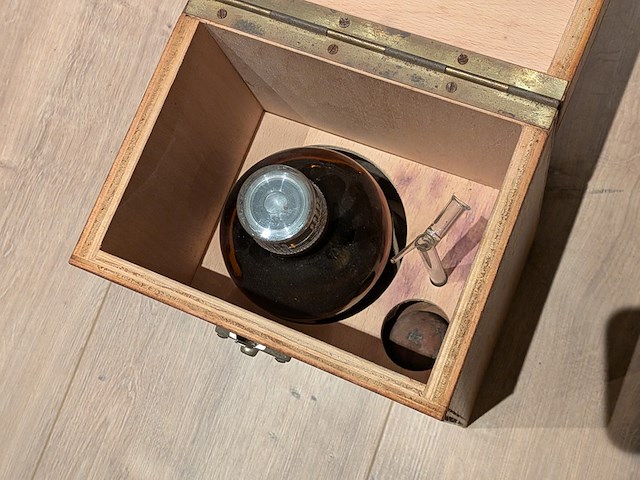 Fles hydrometische oplossing, deels gevuld, incl diverse nostalgische items - afbeelding 10 van  11