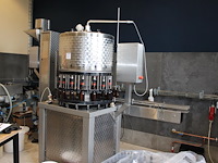 Flessenafvulmachine ktm troxler tva bestaande 16 koppige vulunit, co2 niveauregeling en kroonkurkapparaat. ... onderdeel van combinatiekavel complete mini brouwerijopstelling bestaande uit brouwhuis, 8 gistingstanks (deels gevuld), bottellijn, pompen, warmtewisselaar, natte lijn etiketteermachine en chiller - afbeelding 1 van  8