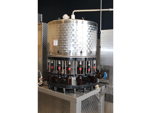 Flessenafvulmachine ktm troxler tva bestaande 16 koppige vulunit, co2 niveauregeling en kroonkurkapparaat. ... onderdeel van combinatiekavel complete mini brouwerijopstelling bestaande uit brouwhuis, 8 gistingstanks (deels gevuld), bottellijn, pompen, warmtewisselaar, natte lijn etiketteermachine en chiller - afbeelding 2 van  8