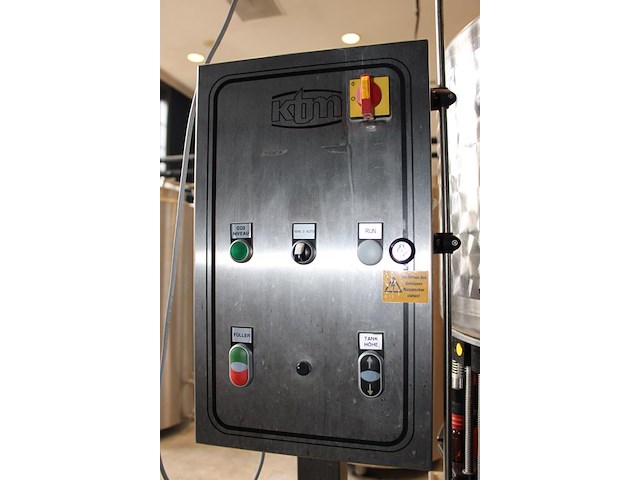 Flessenafvulmachine ktm troxler tva bestaande 16 koppige vulunit, co2 niveauregeling en kroonkurkapparaat. ... onderdeel van combinatiekavel complete mini brouwerijopstelling bestaande uit brouwhuis, 8 gistingstanks (deels gevuld), bottellijn, pompen, warmtewisselaar, natte lijn etiketteermachine en chiller - afbeelding 4 van  8