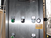 Flessenafvulmachine ktm troxler tva bestaande 16 koppige vulunit, co2 niveauregeling en kroonkurkapparaat. ... onderdeel van combinatiekavel complete mini brouwerijopstelling bestaande uit brouwhuis, 8 gistingstanks (deels gevuld), bottellijn, pompen, warmtewisselaar, natte lijn etiketteermachine en chiller - afbeelding 4 van  8