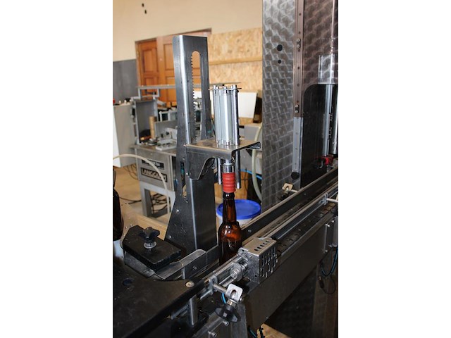 Flessenafvulmachine ktm troxler tva bestaande 16 koppige vulunit, co2 niveauregeling en kroonkurkapparaat. ... onderdeel van combinatiekavel complete mini brouwerijopstelling bestaande uit brouwhuis, 8 gistingstanks (deels gevuld), bottellijn, pompen, warmtewisselaar, natte lijn etiketteermachine en chiller - afbeelding 5 van  8