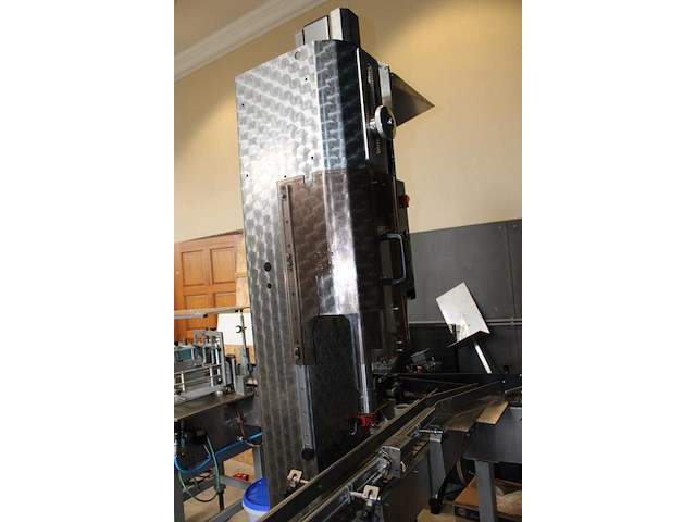 Flessenafvulmachine ktm troxler tva bestaande 16 koppige vulunit, co2 niveauregeling en kroonkurkapparaat. ... onderdeel van combinatiekavel complete mini brouwerijopstelling bestaande uit brouwhuis, 8 gistingstanks (deels gevuld), bottellijn, pompen, warmtewisselaar, natte lijn etiketteermachine en chiller - afbeelding 6 van  8