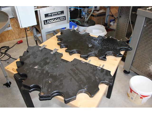 Flessenafvulmachine ktm troxler tva bestaande 16 koppige vulunit, co2 niveauregeling en kroonkurkapparaat. ... onderdeel van combinatiekavel complete mini brouwerijopstelling bestaande uit brouwhuis, 8 gistingstanks (deels gevuld), bottellijn, pompen, warmtewisselaar, natte lijn etiketteermachine en chiller - afbeelding 7 van  8