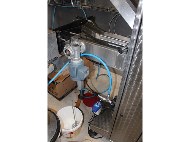 Flessenafvulmachine ktm troxler tva bestaande 16 koppige vulunit, co2 niveauregeling en kroonkurkapparaat. ... onderdeel van combinatiekavel complete mini brouwerijopstelling bestaande uit brouwhuis, 8 gistingstanks (deels gevuld), bottellijn, pompen, warmtewisselaar, natte lijn etiketteermachine en chiller - afbeelding 8 van  8