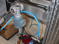 Flessenafvulmachine ktm troxler tva bestaande 16 koppige vulunit, co2 niveauregeling en kroonkurkapparaat. ... onderdeel van combinatiekavel complete mini brouwerijopstelling bestaande uit brouwhuis, 8 gistingstanks (deels gevuld), bottellijn, pompen, warmtewisselaar, natte lijn etiketteermachine en chiller - afbeelding 8 van  8