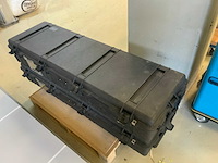 Flightcase (2x) en pallet met trespa plaat - afbeelding 1 van  3
