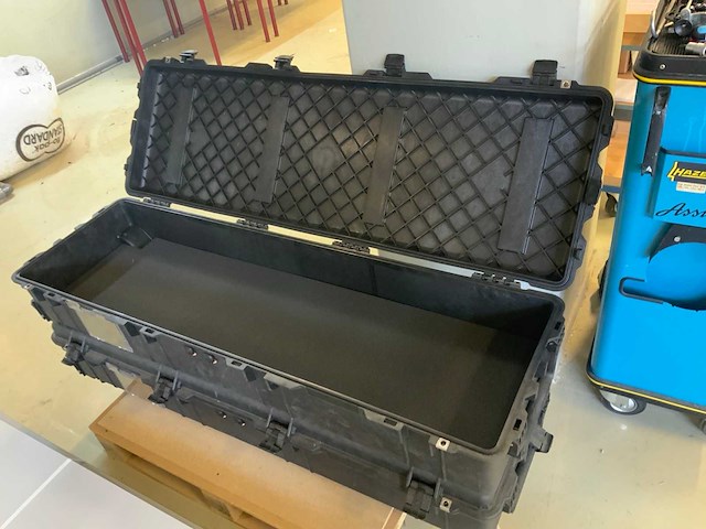 Flightcase (2x) en pallet met trespa plaat - afbeelding 3 van  3