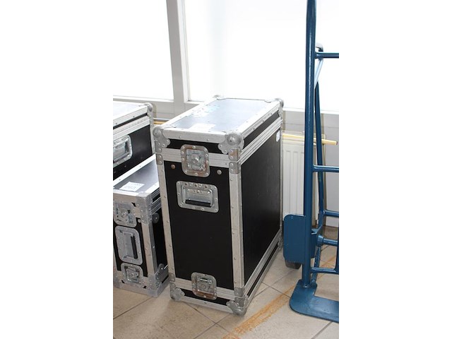 Flightcase met afmeting 52 x 30 x 70 cm. - afbeelding 2 van  3