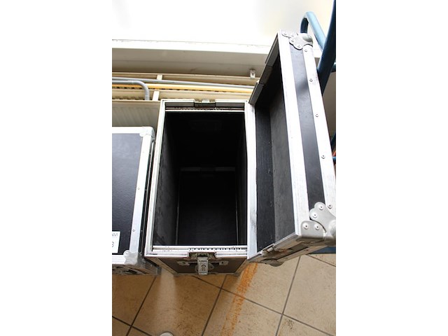 Flightcase met afmeting 52 x 30 x 70 cm. - afbeelding 3 van  3