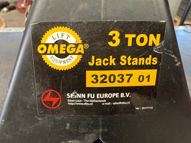 Flightcase met ca. 16x assteun omega - afbeelding 4 van  7