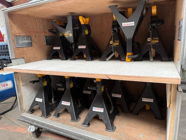 Flightcase met ca. 16x assteun omega - afbeelding 6 van  7