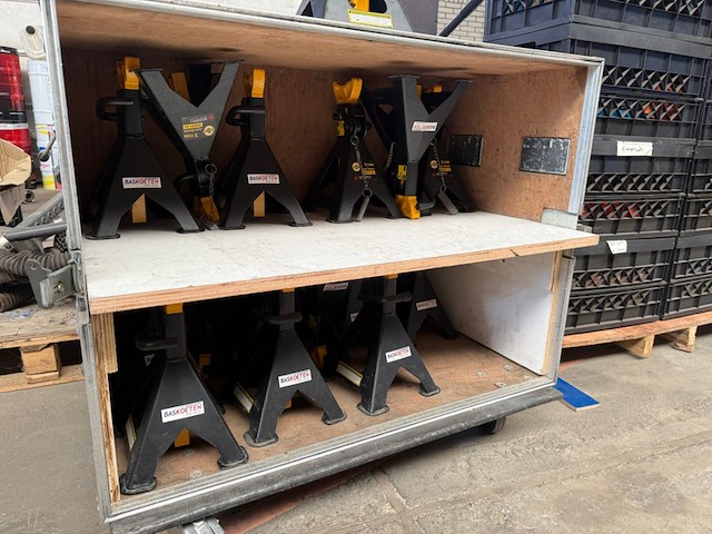 Flightcase met ca. 16x assteun omega - afbeelding 7 van  7