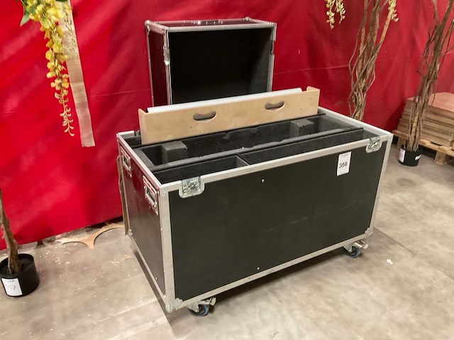 Flightcase met televisie - afbeelding 1 van  7