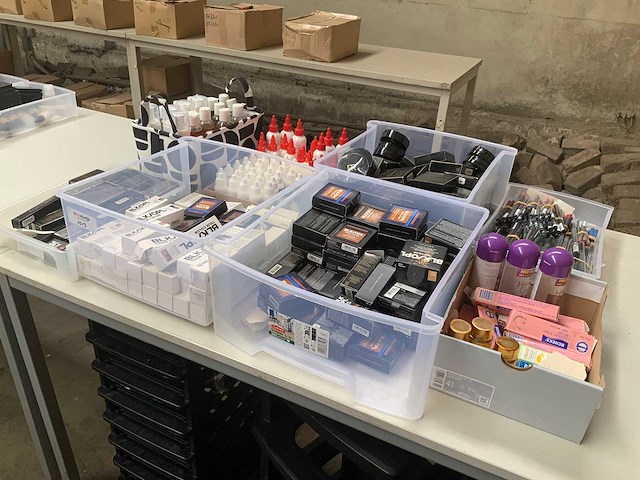 Flori roberts , blk/opl , aden ,salon pro exclusief - various pharmaceutical, cosmetic and chemical (540x) - afbeelding 2 van  4