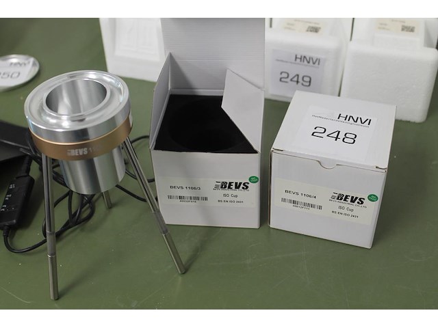 Flowcups bevs isocup 1106/3 en 1106/4 met nivelleerbaar statief. - afbeelding 1 van  3