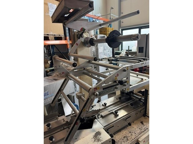 Flowpackmachine enkel kops seal beitel tevopharm, pack 6, wit grijs, bouwjaar 1986 - afbeelding 1 van  6