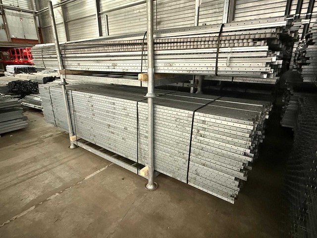 Flowrack rollenbaan 4000mm ca 550 stuks - afbeelding 1 van  4