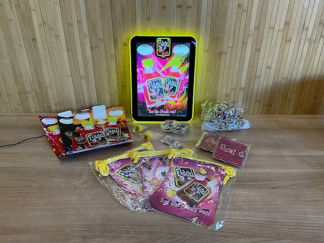 Flügel merchandise - afbeelding 1 van  7