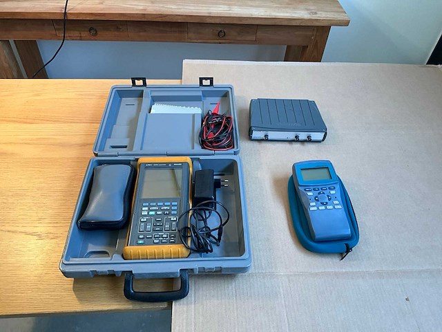 Fluke scopemeter 97 2-kanaals draagbare oscilloscoop 25 mhz - afbeelding 1 van  8