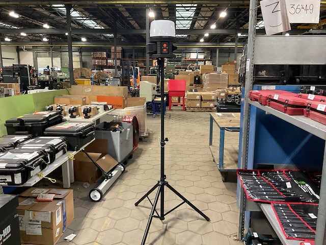 Fluxon iwl100 w bouwlamp op statief - afbeelding 2 van  3