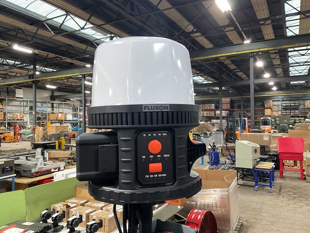 Fluxon iwl100 w bouwlamp op statief - afbeelding 1 van  3