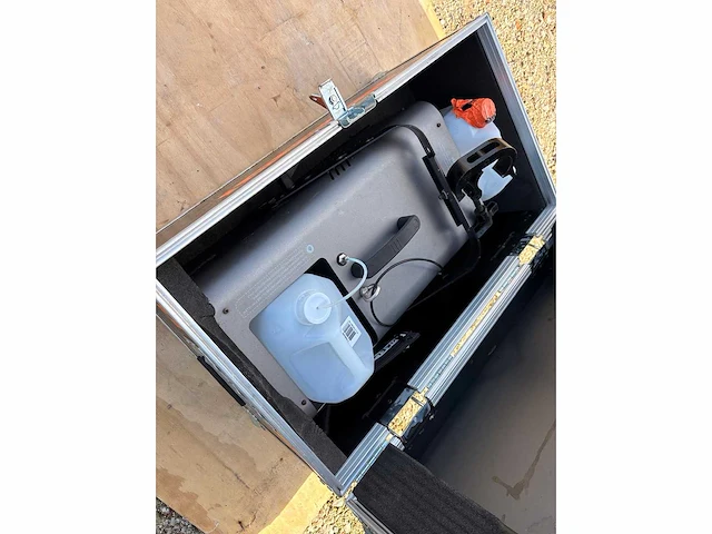 Fog machine with flight case and extra fluid - afbeelding 1 van  4