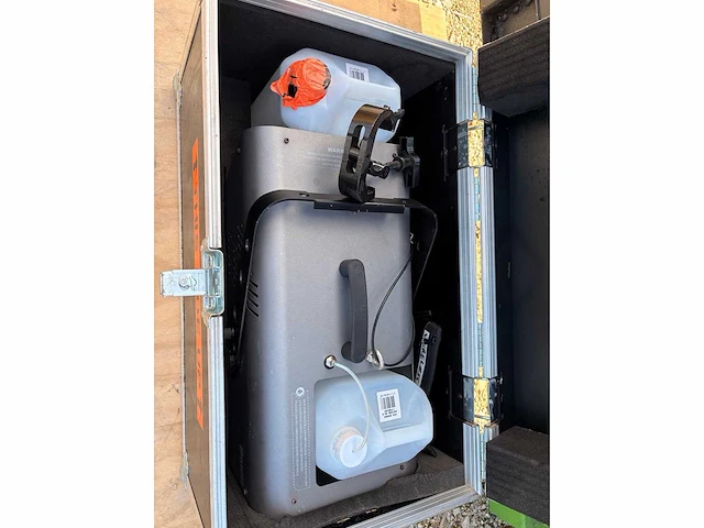 Fog machine with flight case and extra fluid - afbeelding 2 van  4