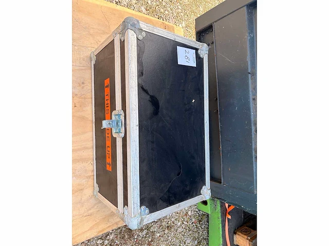 Fog machine with flight case and extra fluid - afbeelding 4 van  4